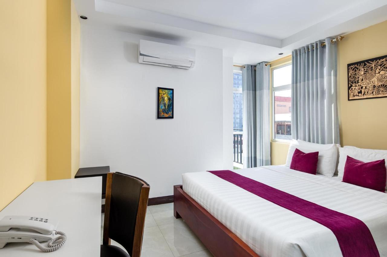 Botum Palace Hotel Phnom Penh Eksteriør bilde